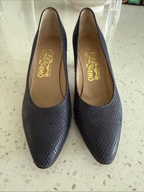 Vintage Salvatore Ferragamo Black Snakeskin Embossed Leather Pumps